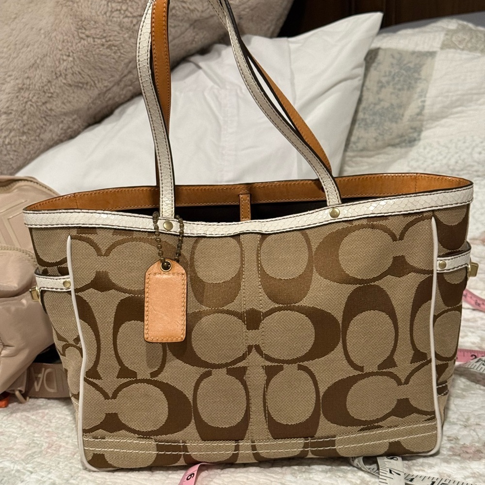 Coach Jacquard Tote Khaki White Python Trim Nearly Perfect Condition! - Picture 3 of 16